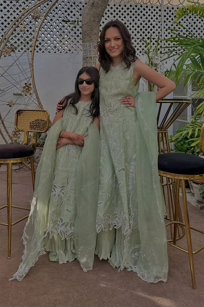 Eva Kalidaar and Dupatta